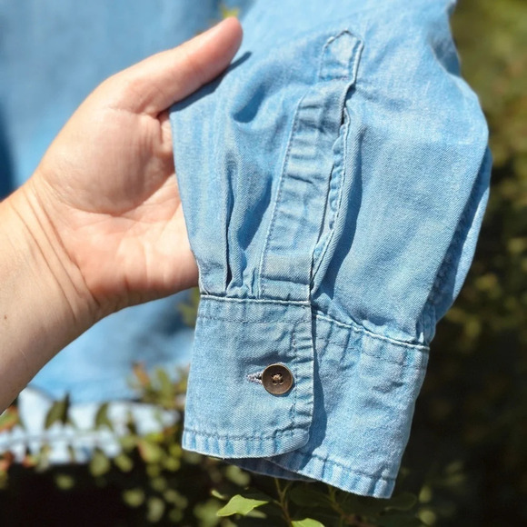 Jachs Girlfriend  Chambray button down Shirt - tagged M (measures S/M) - Picture 4 of 5